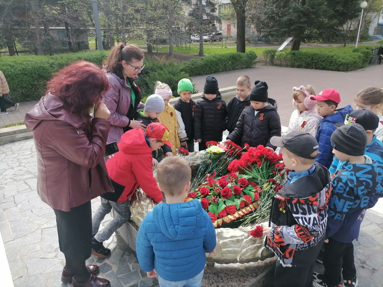 Возложение цветов к памятнику воинам-зенитчикам