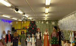 В нашем детском саду прошла рождественская неделя. Дети познакомились с историей возникновения праздника Рождество Христово, слушали песни, колядки.