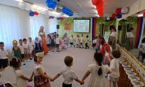 Сегодня, 10 июня, педагоги и воспитанники средних групп собрались вместе, чтобы отметить один из самых важных праздников нашей страны – День России!
