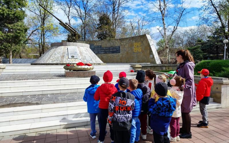 Возложение цветов к памятнику воинам-зенитчикам
