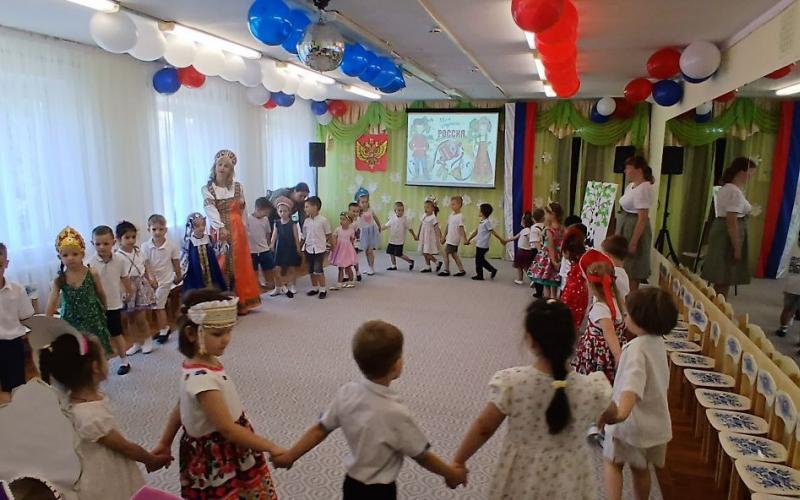 Сегодня, 10 июня, педагоги и воспитанники средних групп собрались вместе, чтобы отметить один из самых важных праздников нашей страны – День России!